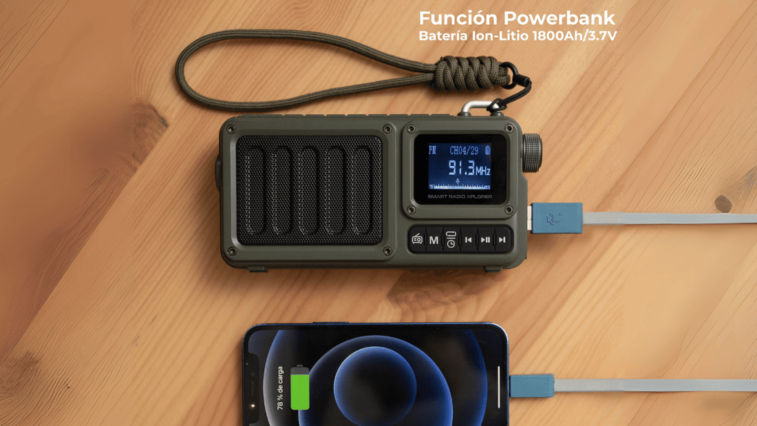 radio recargable con función powerbank cargando un móvil, modelo Smart Radio Xplorer de XSQUO