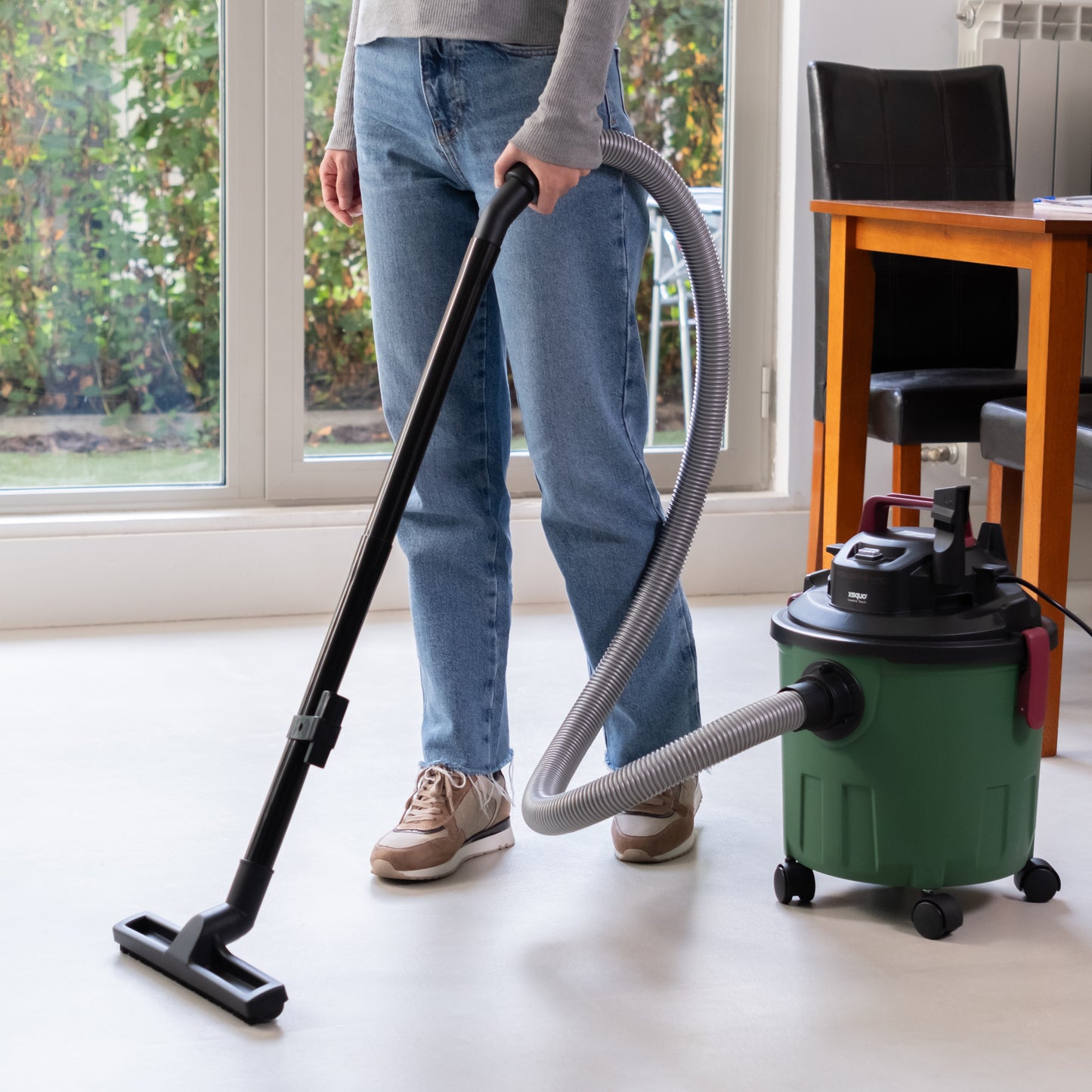 Power Vac Plus Aspiradora de sólidos y líquidos, Wet & Dry, con función soplado 1200w, aspiración 19kpa, soplado 16 m2/min, capacidad 1.8 Litros, carcasa anti impactos. Fácil desplazamiento.