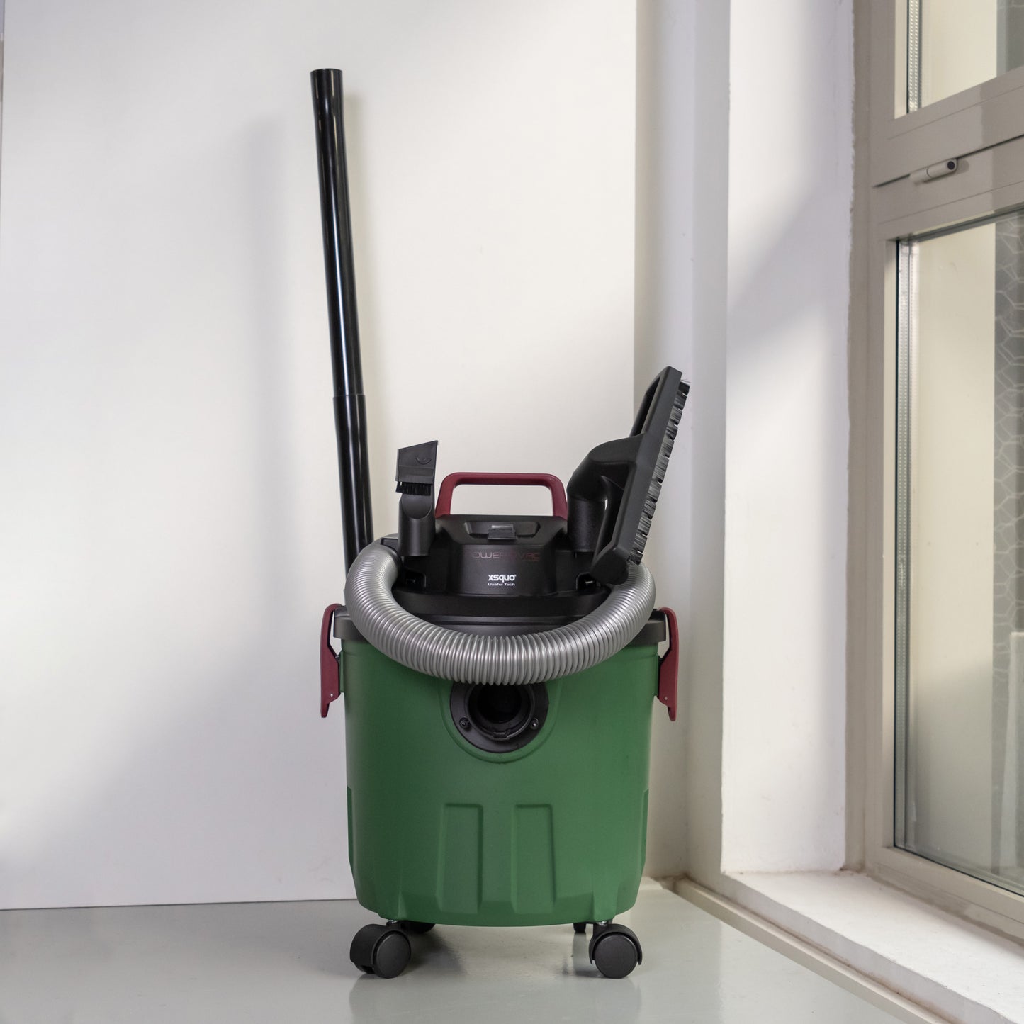 Power Vac Plus Aspiradora de sólidos y líquidos, Wet & Dry, con función soplado 1200w, aspiración 19kpa, soplado 16 m2/min, capacidad 1.8 Litros, carcasa anti impactos. Fácil desplazamiento.